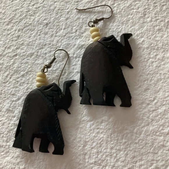 Vintage Black Elephant Sculpture Earrings - Picture 3 of 5